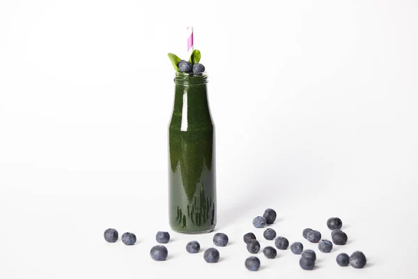 Láhev Smoothie Spirulina Listy Brčko Obklopen Borůvky Bílém Pozadí — Stock fotografie