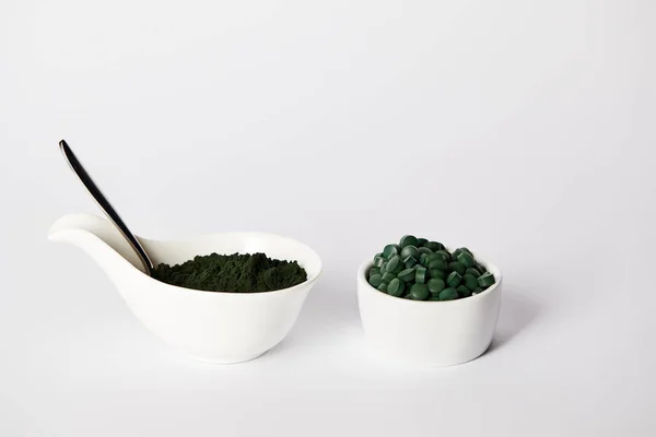Spoon Spirulina Powder Spirulina Pills Bowls Grey Background — Stock Photo, Image