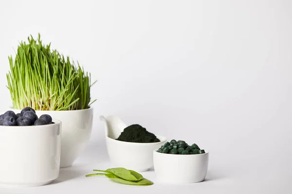 Cups Spirulina Grass Blueberries Leaves Bowls Spirulina Powder Spirulina Pills — Stock Photo, Image