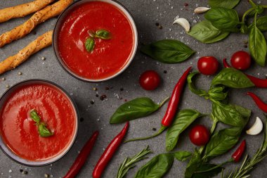 gri yüzeyi sebze, ekmek sopa ve iştah açıcı domates çorbası üstten görünüm