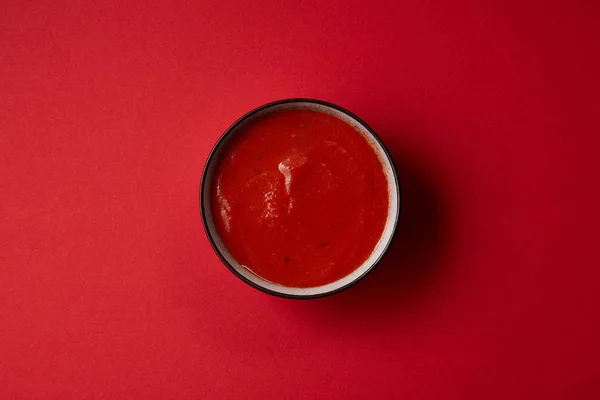 Bovenaanzicht Van Smakelijke Rode Tomatensoep Plaat Rode Tafel — Gratis stockfoto