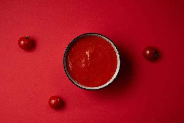 Oversikt Velsmakende Tomatsuppe Tallerken Tre Ferske Tomater Det Røde Bordet – stockfoto