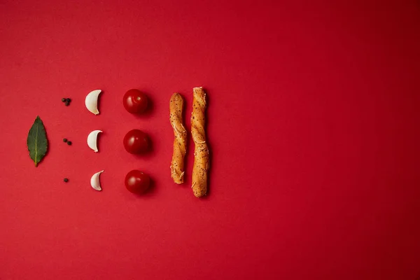 Харчовий Склад Смачних Помідорів Часнику Хлібних Паличок Червоному Столі — стокове фото