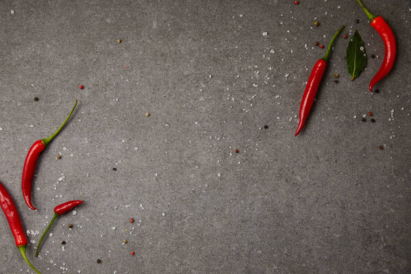 вид перца чили и разбросанных специй на сером столе
