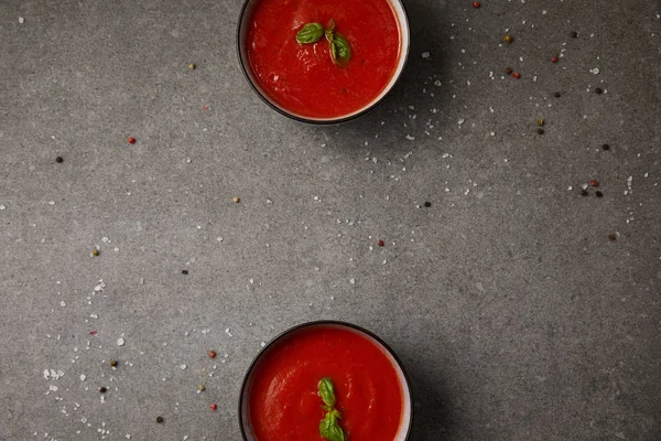 Vue Surélevée Deux Assiettes Avec Soupe Tomates Savoureuse Sur Table — Photo