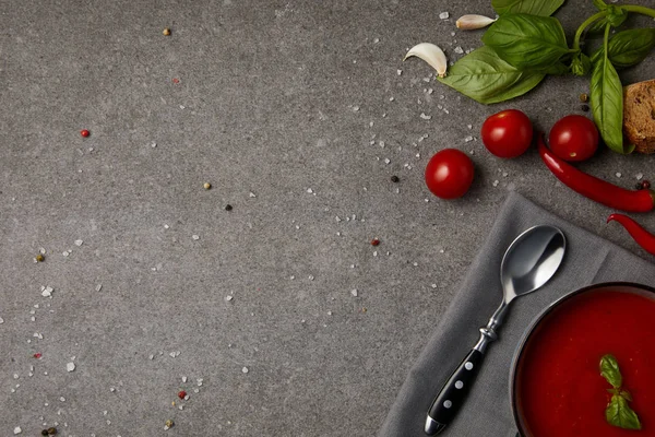 Bord Met Lekkere Tomatensoep Verse Tomaten Grijze Oppervlak Bovenaanzicht — Stockfoto