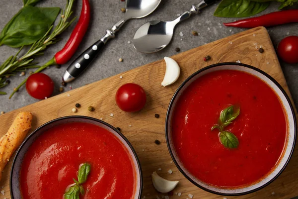 Vista Elevada Sabrosa Sopa Tomate Platos Tabla Cortar Con Verduras — Foto de Stock