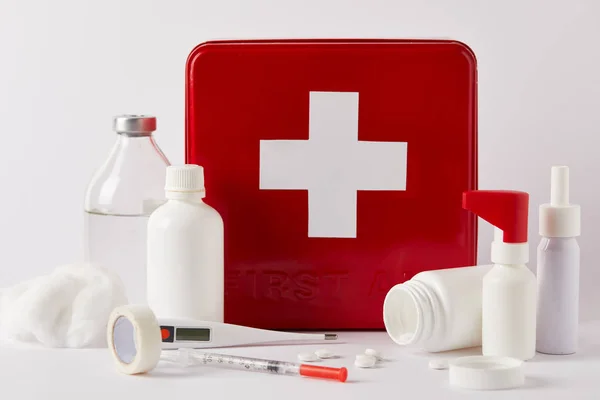 な医療ボトルと白用品赤応急キット ボックスのクローズ アップ ショット — ストック写真