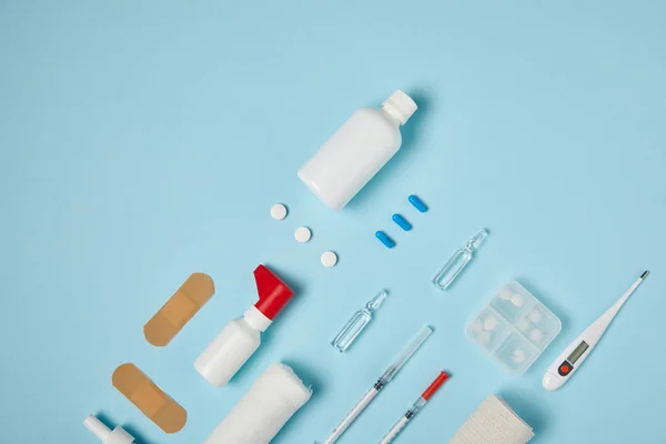 ブルーの表面にさまざまな医療用品のトップ ビュー — ストック写真