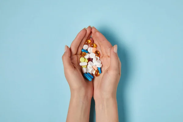 Abgeschnittene Aufnahme Einer Frau Die Einen Haufen Pillen Über Blauer — Stockfoto
