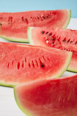 düzenlenen karpuz dilimleri bakış mavi zemin üzerine beyaz yüzey üzerinde kapatın