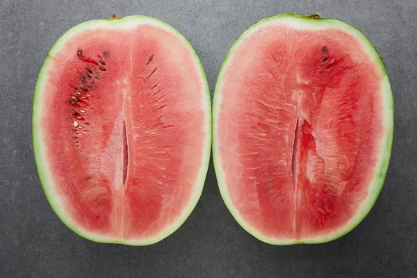 Bovenaanzicht Van Rijpe Watermeloen Stukken Grijze Betonnen Tafelblad — Gratis stockfoto