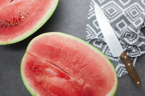 Flat Lay Arranged Watermelon Pieces Knife Linen Grey Concrete Surface — Free Stock Photo