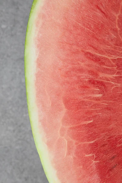 Bovenaanzicht Van Verse Watermeloen Gesneden Helft Grijs Betonnen Tafelblad — Stockfoto