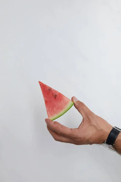 Abgeschnittene Aufnahme Eines Mannes Mit Wassermelonenstück Den Händen Auf Weißer — kostenloses Stockfoto