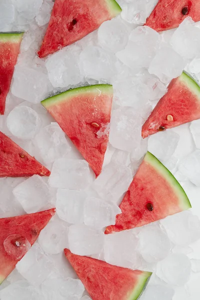 Acostado Plano Con Rodajas Sandía Dispuestas Acostado Sobre Cubitos Hielo —  Fotos de Stock