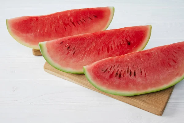 Close View Arranged Watermelon Pieces Cutting Board White Wooden Tabletop — Stock Photo, Image