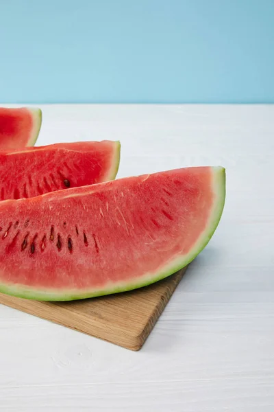 Close View Arranged Watermelon Slices Cutting Board White Surface Blue — Foto Stok Gratis