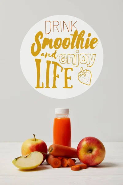 Bouteille Smoothie Désintoxication Avec Des Pommes Des Carottes Sur Surface — Photo