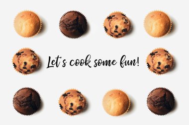 üst taze pişmiş lezzetli muffins beyaz üzerine düzenlenmiş, bazı eğlenceli yemek sağlar yazıt