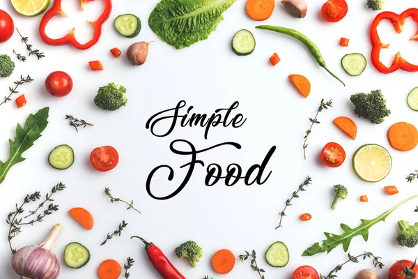カット野菜は白 シンプルな食べ物碑文に分離したの円のトップ ビュー — ストック写真