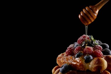 siyah izole lezzetli Belçika Waffle üzerine dökülen tatlım