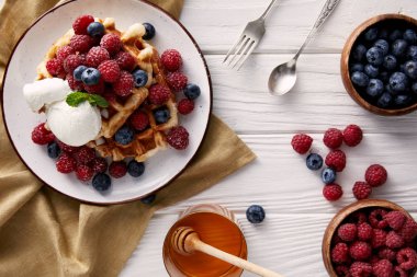 Tatlım, dondurma ve beyaz ahşap masa üzerinde meyveleri taze pişmiş Belçika Waffle