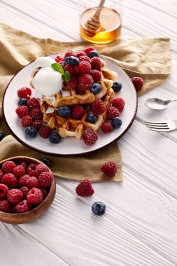 Beyaz ahşap masa üzerinde çilek ile taze pişmiş Belçika Waffle