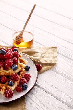 çilek ve cam beyaz ahşap masa üzerinde bal ile lezzetli Belçika Waffle