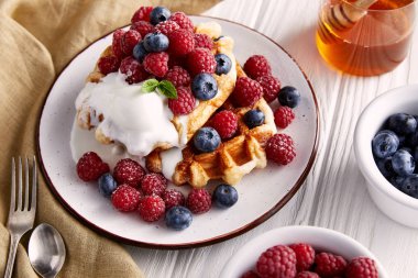 çilek ve beyaz ahşap masa dondurma ile lezzetli Belçika Waffle