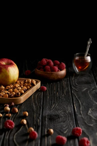 リンゴと黒の木製のテーブルにラズベリーとヘーゼル ナッツ  — 無料ストックフォト