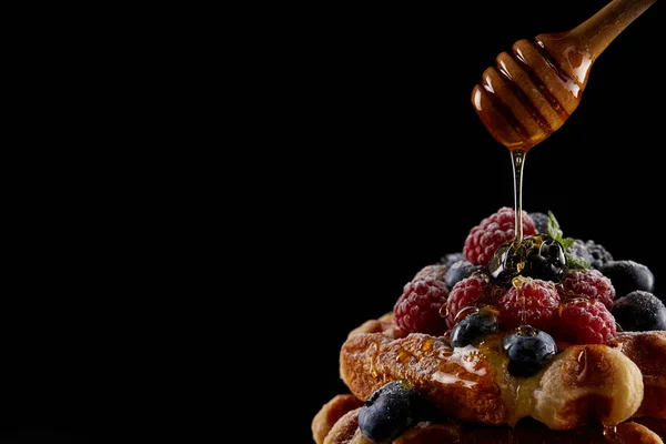 Honing Gieten Heerlijke Belgische Wafels Geïsoleerd Zwart — Stockfoto