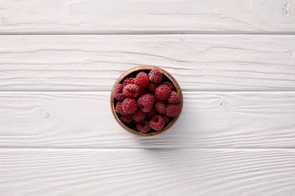 Bovenaanzicht Van Kom Met Rijpe Frambozen Witte Houten Tafel — Stockfoto