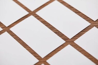 seçici odak boş ziyaret kartları ahşap masa seti 