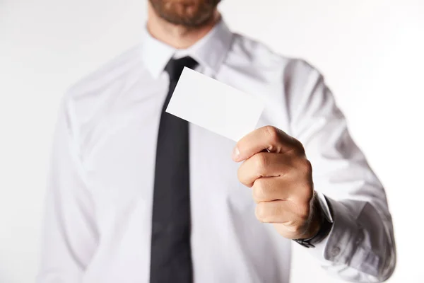 白い背景に分離された空のビジネス カードを持っているビジネスマンのトリミングされた画像 — ストック写真