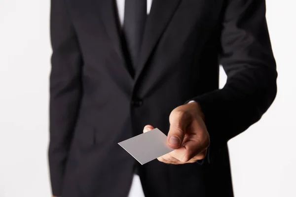白い背景に分離された空のビジネス カードを与える実業家のトリミングされた画像 — ストック写真
