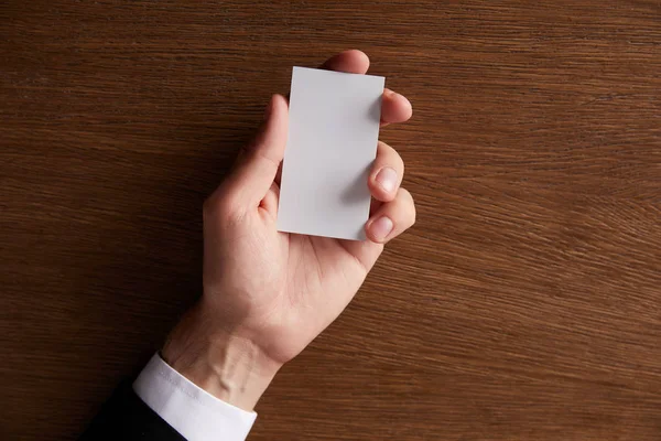 Imagen Recortada Hombre Negocios Mostrando Tarjeta Visita Vacía Mesa Madera — Foto de Stock