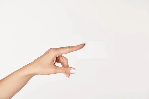 Visão Parcial Empresária Mostrando Cartão Visita Branco Isolado Fundo Branco — Fotografia de Stock