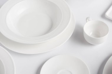 seçici odak farklı tabak ve bardak beyaz masada
