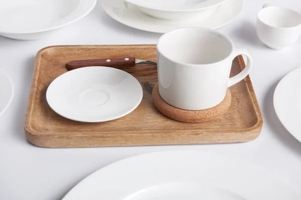 木製トレイ さまざまなプレートや白いテーブルの上にカップとボウルのクローズ アップ表示 — ストック写真