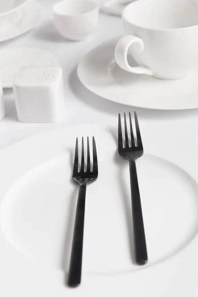在白色桌子上关闭叉子 各种盘子和盐瓶的视图 — 免费的图库照片