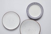 pohled shora tří různých keramických desek na bílém stole, minimalistické pojetí