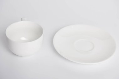 beyaz masa, minimalist kavramı üzerinde plaka ve kase görünümünü kapat