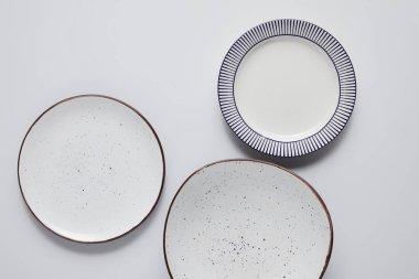üç farklı seramik tabak beyaz masa, minimalist kavramı üzerinde yukarıdan