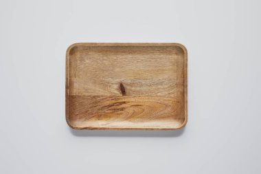 Ahşap Tepsi üstten görünüm beyaz masa, minimalist kavramı üzerinde