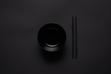 siyah tablo, minimalist kavramı üzerinde siyah ve yemek çubukları üstten görünüm