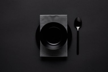siyah tablo, minimalist kavramı üzerinde siyah kase, kaşık, Mutfak havlu ve levha üstten görünüm