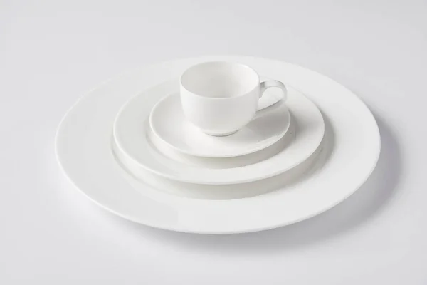 Selectieve Aandacht Van Cup Stapel Verschillende Platen Witte Tafel — Gratis stockfoto