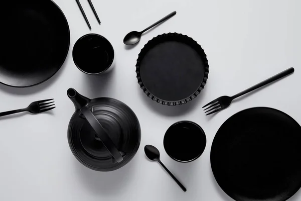 Bovenaanzicht Van Zwarte Theepot Platen Ovenschaal Bekers Lepels Stokjes Vorken — Stockfoto