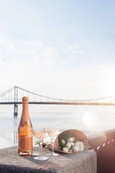 Närbild Vacker Bukett Blommor Glas Och Flaska Champagne Riverside — Stockfoto
